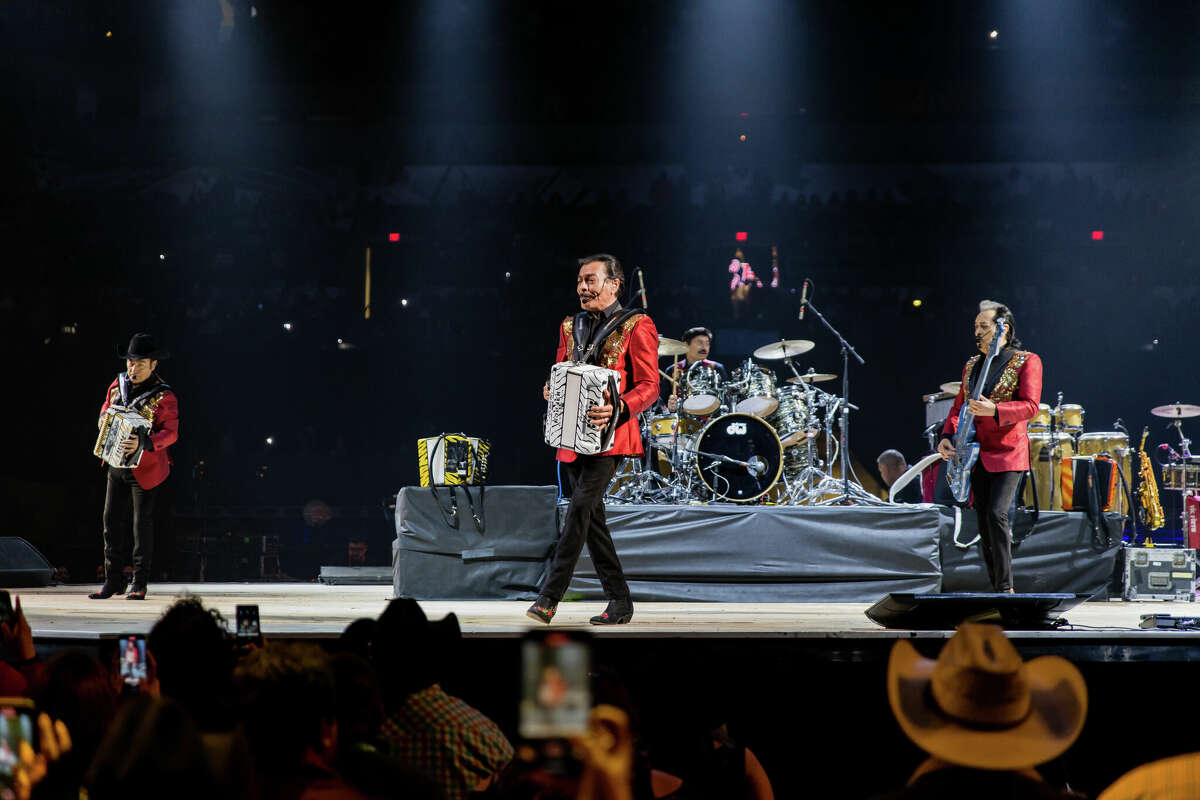 Los Tigres del Norte playing live
